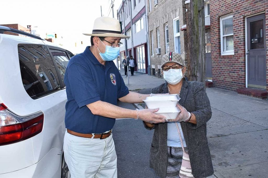 Diego Muñóz, president of the New Jersey Ecuadorian American Chamber of Commerce, delivering food to people in need in Newark.